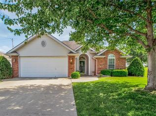3320 S Victoria Dr, Blue Springs, MO 64015