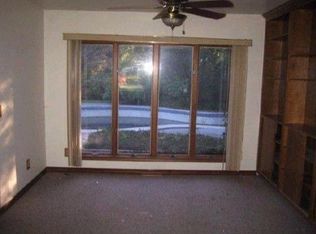 28373 Elbamar Dr, Grosse Ile, MI 48138