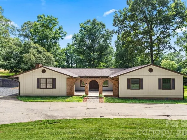 4024 Wandering Ln NE, Hickory, NC 28601