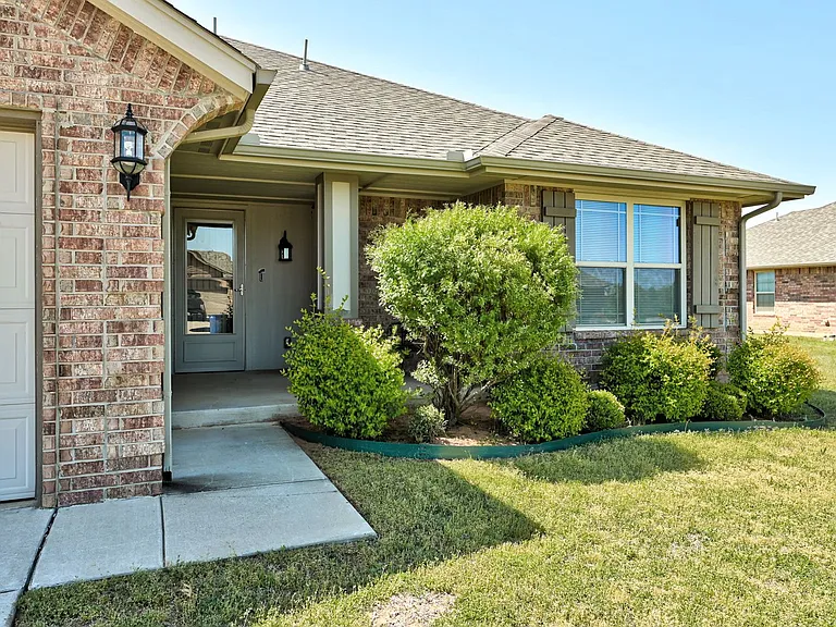 915 Lazywood Dr — Photo 4