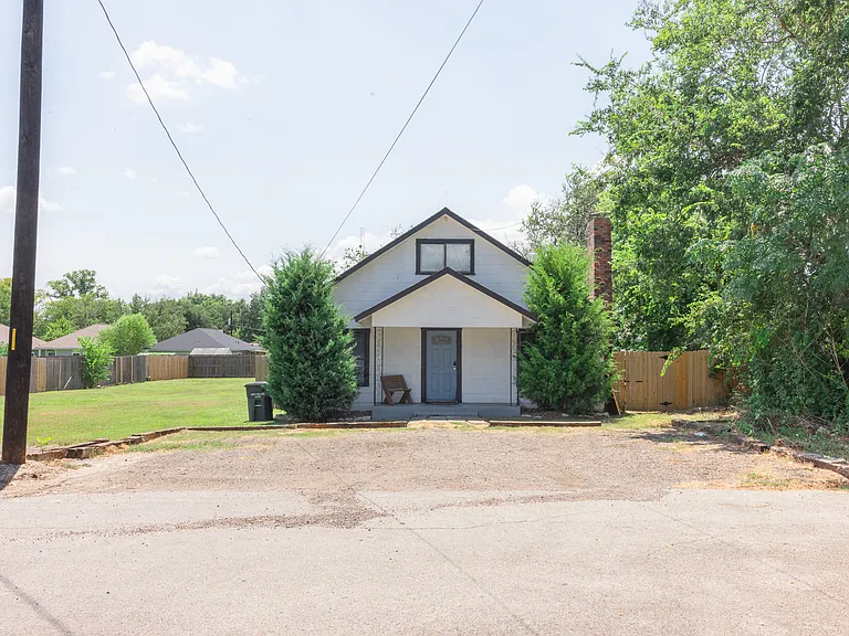 1902 Miller Ave — Photo 3