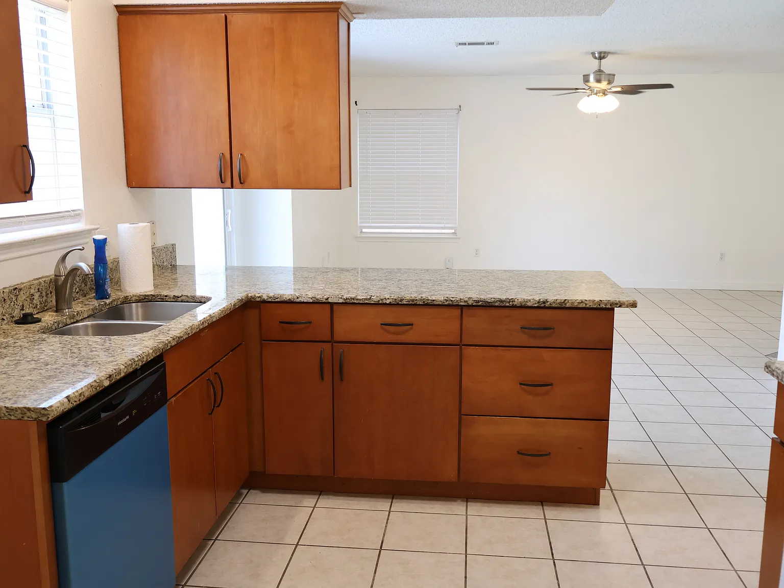 3 bed, 2.5 bath, 1929 sqft, $2,300 — Photo 2
