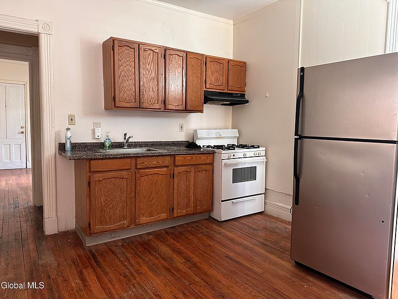 4th image of 476 2nd Street