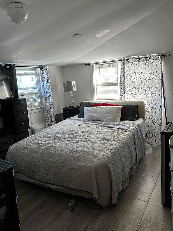Rooming home double room available year tound — Photo 1