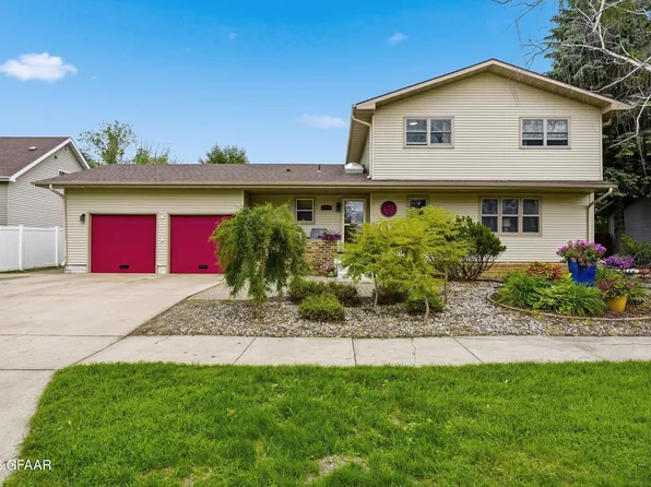 2229 Fallcreek Ct, Grand Forks, ND 58201