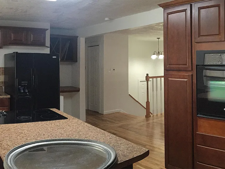 301 Moss St — Photo 5