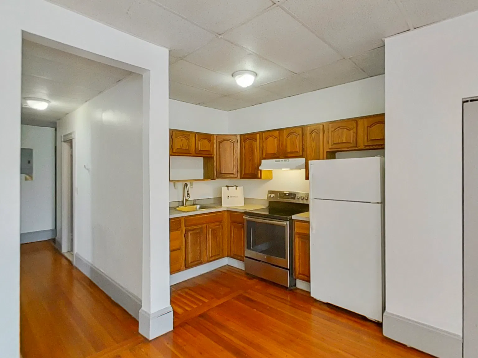 3 bed, 915 sqft, $3,995 — Photo 2