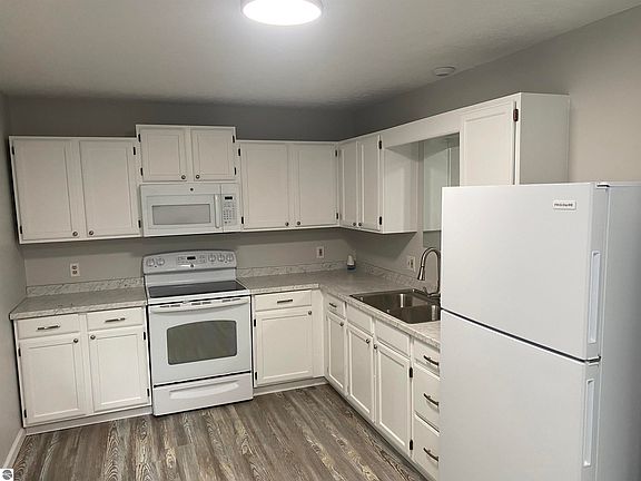 3rd image of 4379-4381 Eagle Crest Dr