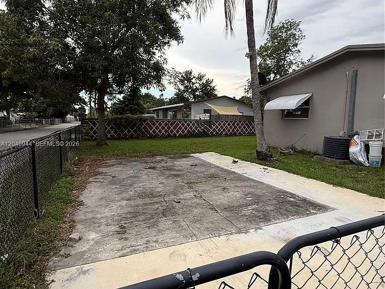300 SW 9th Ave #A — Photo 22