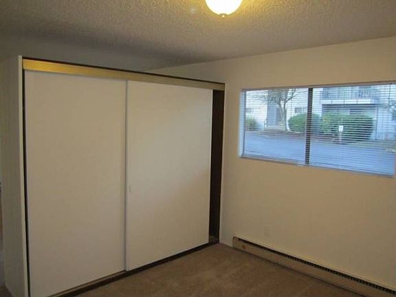 Lg. closet seperates bdrm