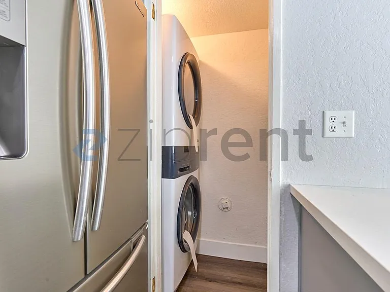 213 E Acacia St #C — Photo 9