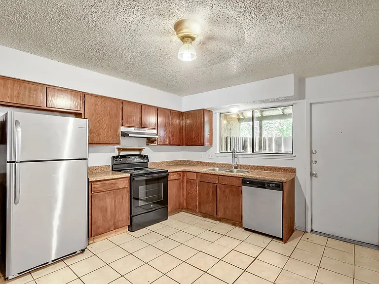 105 Avenue G #B — Photo 4