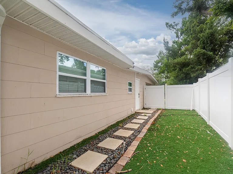 1349 Woodbine St — Photo 17