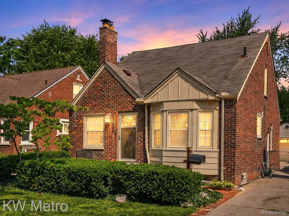 2048 Anita Ave, Grosse Pointe Woods, MI 48236