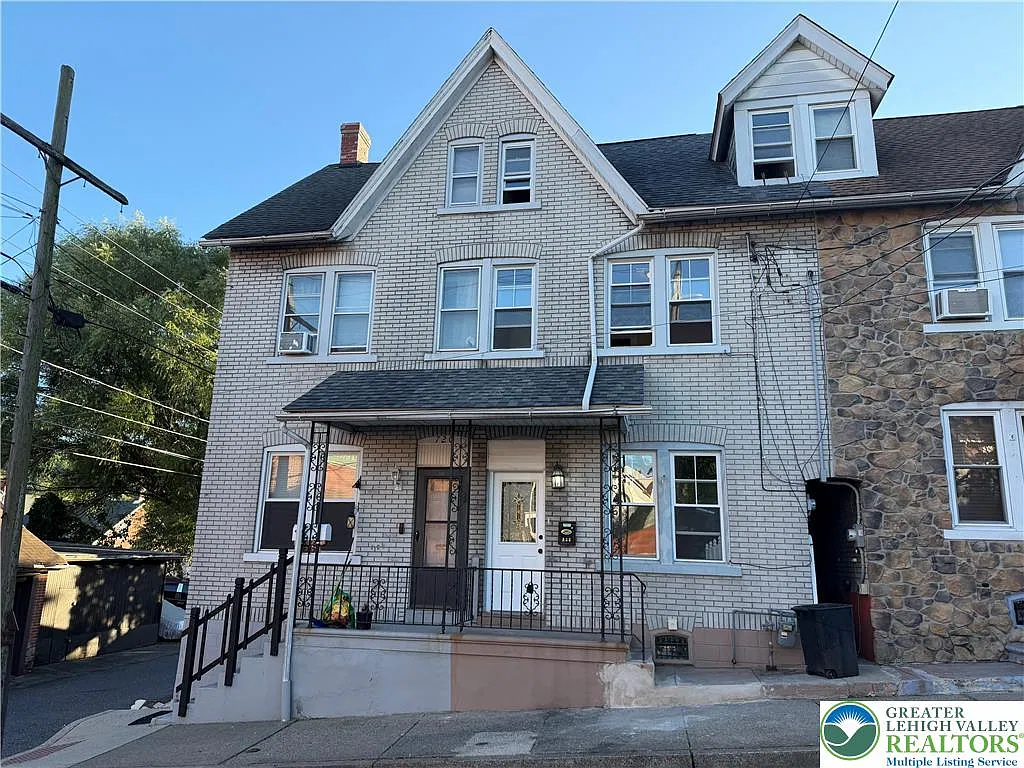 4 bed, 1.0 bath, 1278 sqft, $1,850 — Photo 2