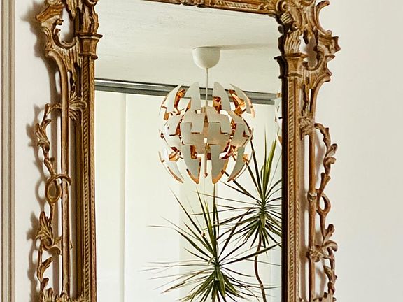 MIRROR IN THE LIVING ROOM