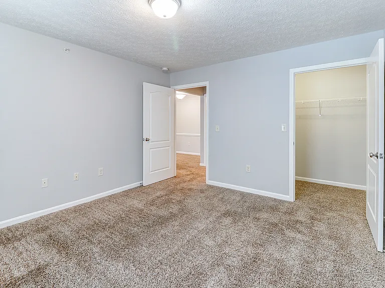 Crossroads Apartments — Photo 9