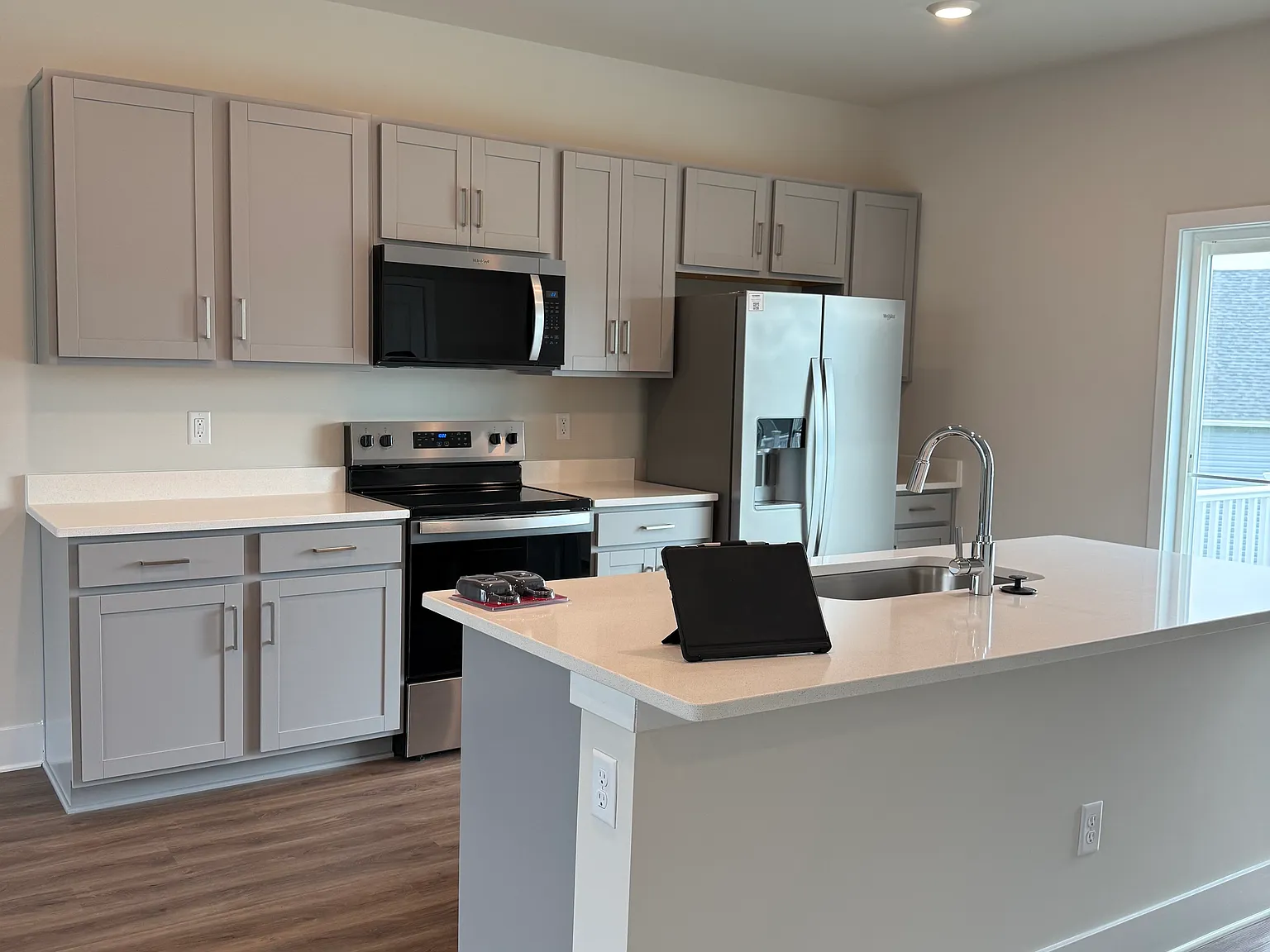4 bed, 3.5 bath, 1589 sqft, $2,195 — Photo 3