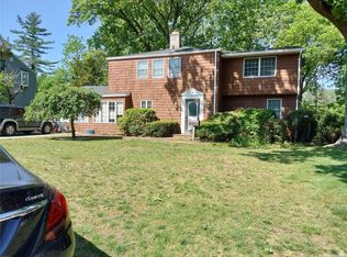 137 Hillturn Ln, Roslyn Heights, NY 11577