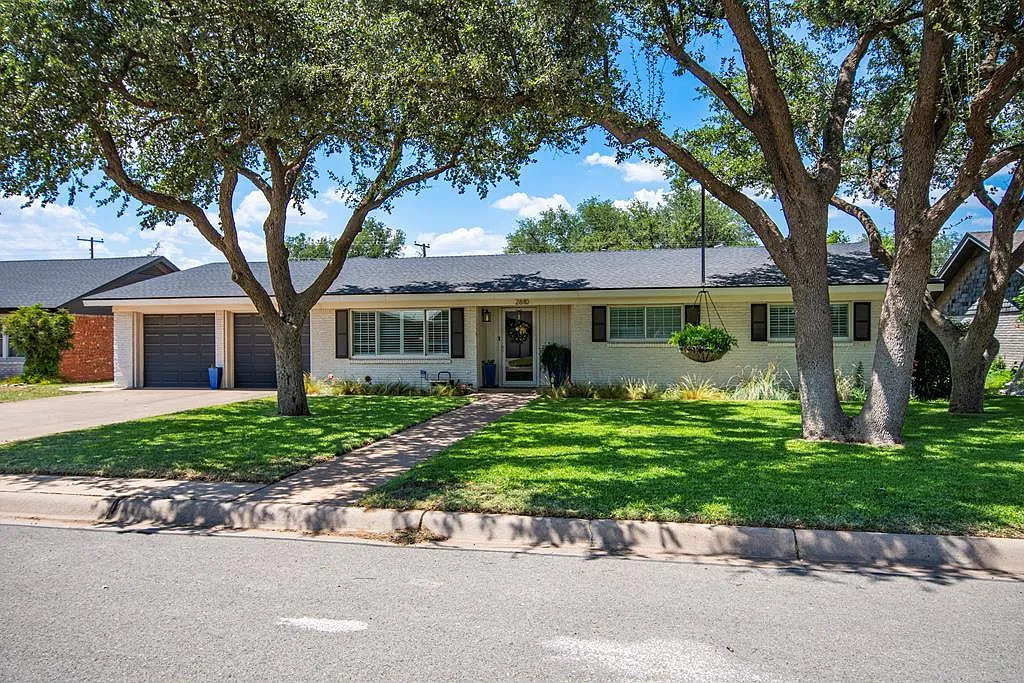 3 bed, 2.0 bath, 2315 sqft, $2,850 — Photo 2