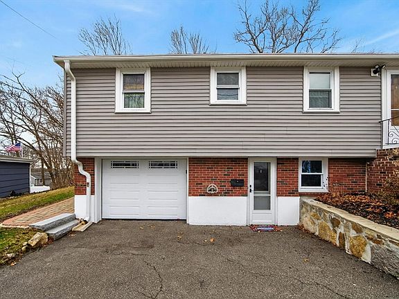 3rd image of 24 Oak Ridge Cir
