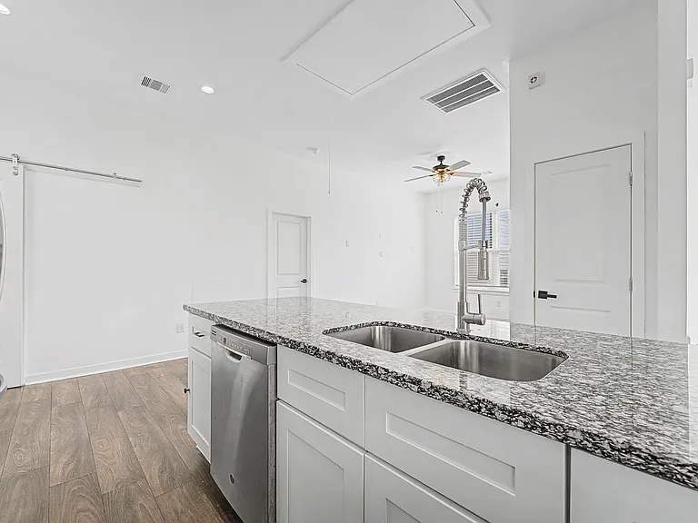 2714 Anita St — Photo 7