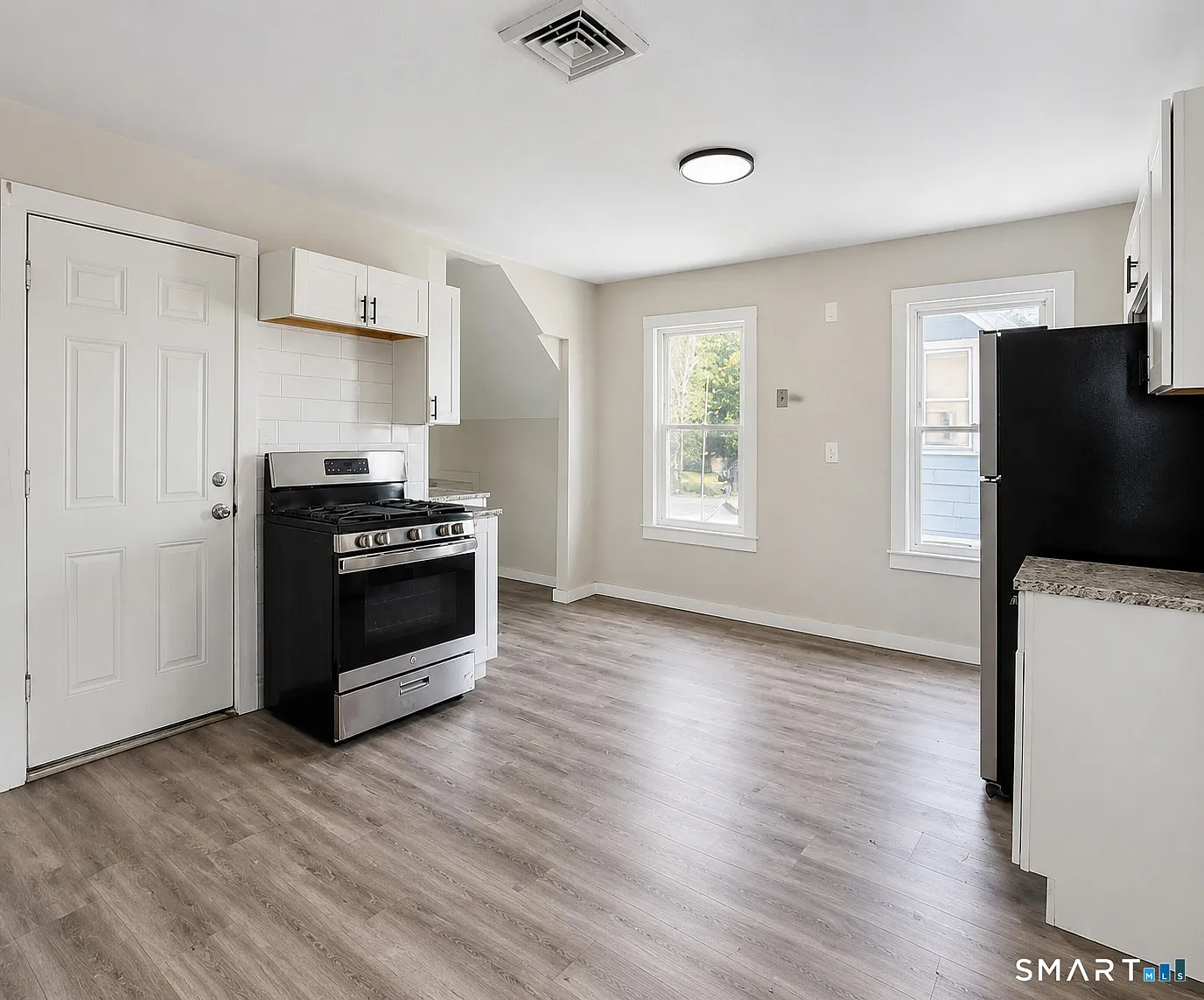 3 bed, 1.0 bath, 1300 sqft, $1,900 — Photo 3