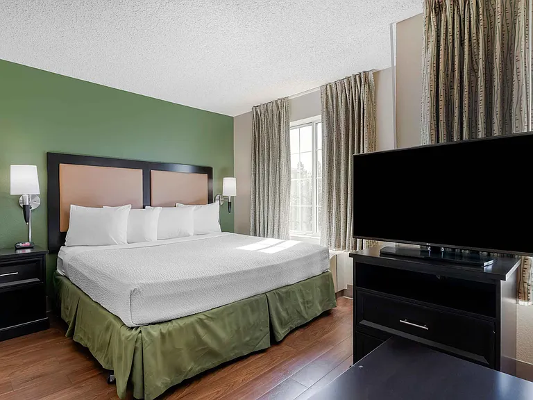 Deluxe Studio - 1 King Bed
