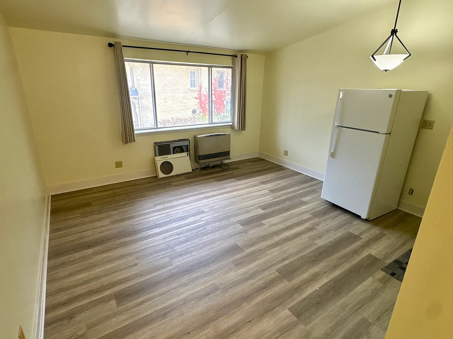 Studio, 350 sqft, $625 — Photo 2