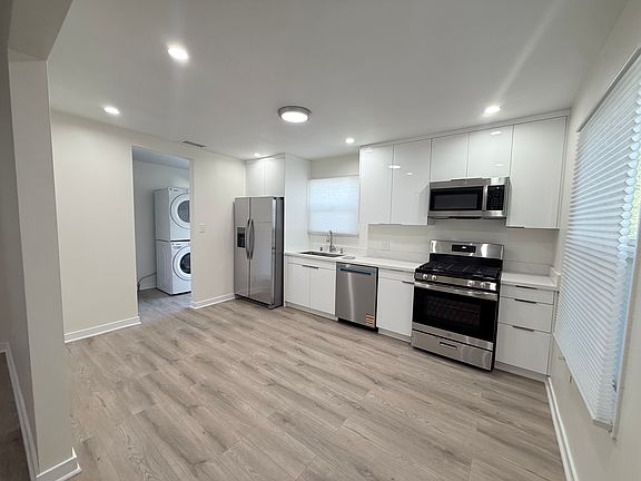 2nd image of 14605 Moorpark St
