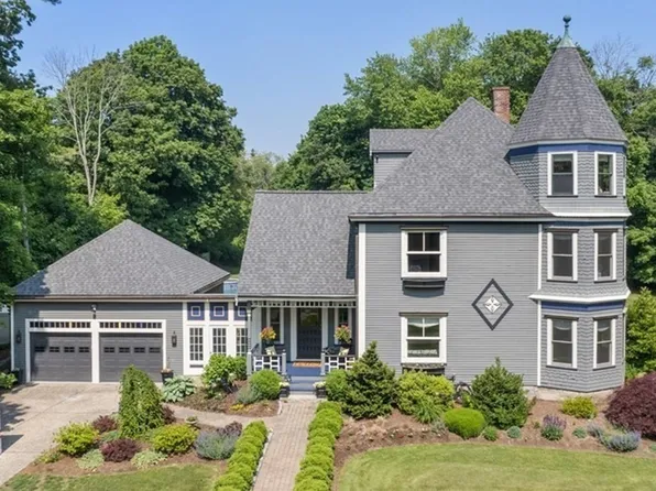 118 South St, Medfield, MA 02052
