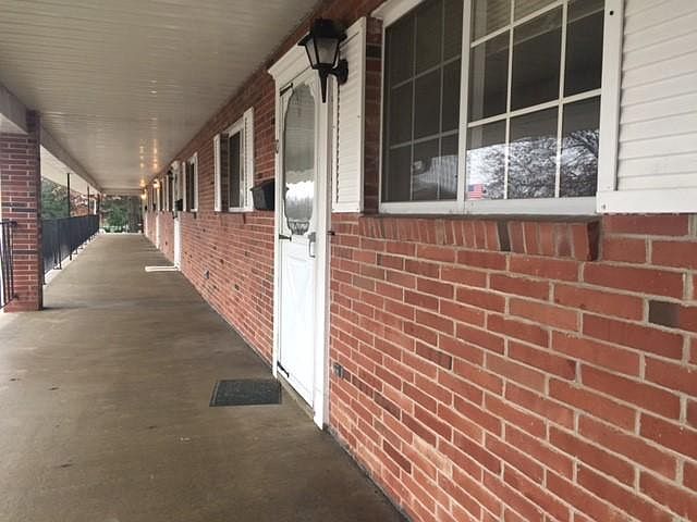 2nd image of 400 Tracy Ln APT 9