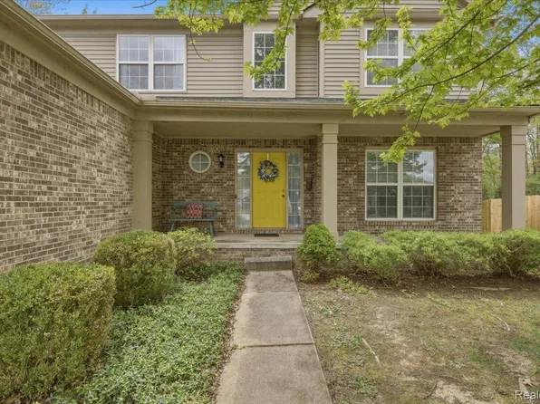 9148 Lakewood Dr, Whitmore Lake, MI 48189