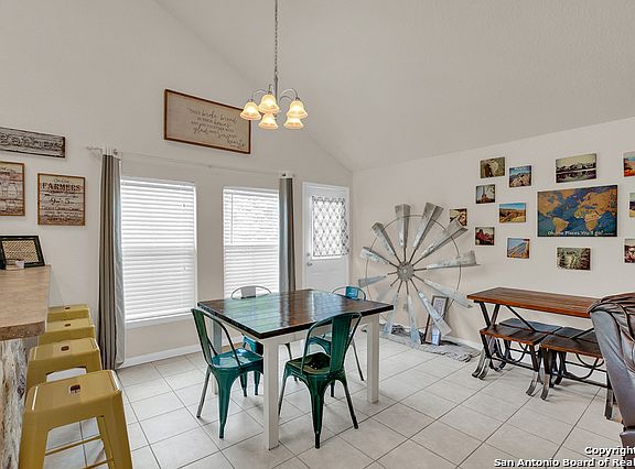 3rd image of 304 Caveside Dr