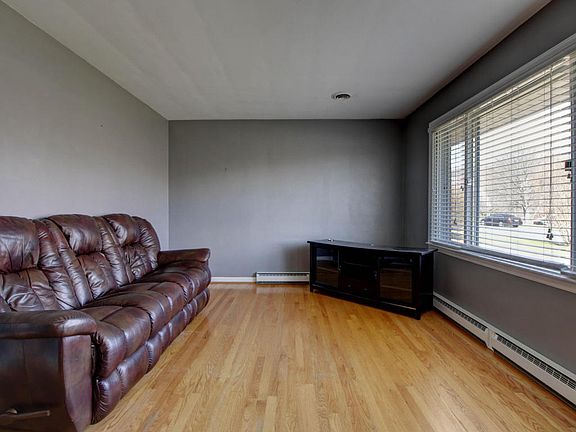 5th image of 122 Langland Dr