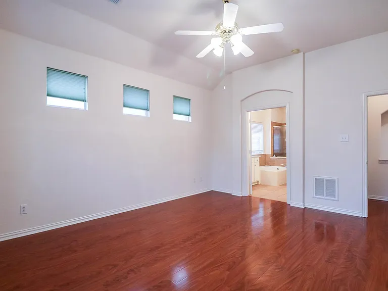 1183 Heathrow Dr — Photo 17