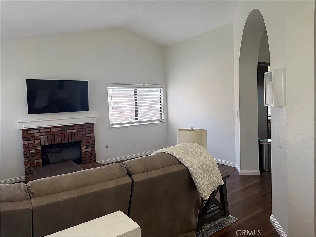 3 bed, 1618 sqft, $3,400 — Photo 3