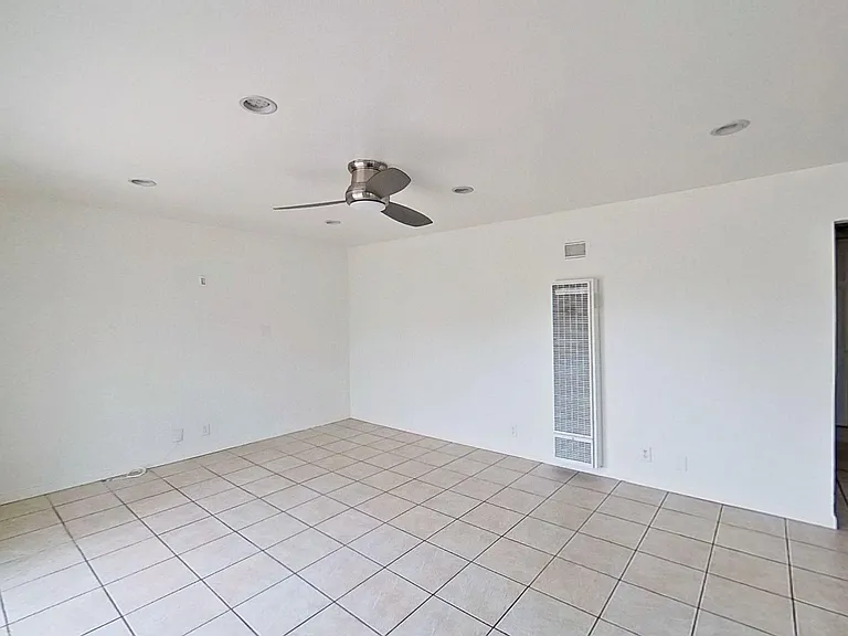 136 W Canada - Multi-unit — Photo 3