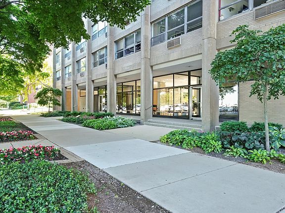 4th image of 5530 S South Shore Dr #8A