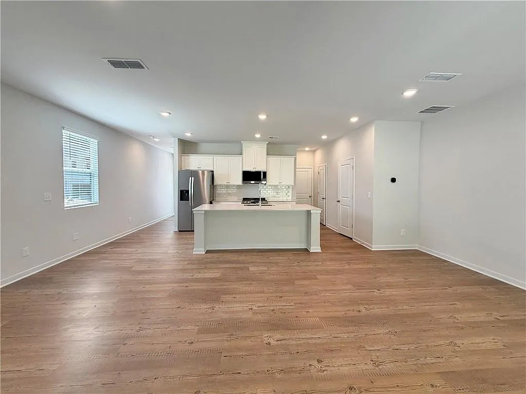 3 bed, 2.5 bath, 1850 sqft, $2,250 — Photo 3