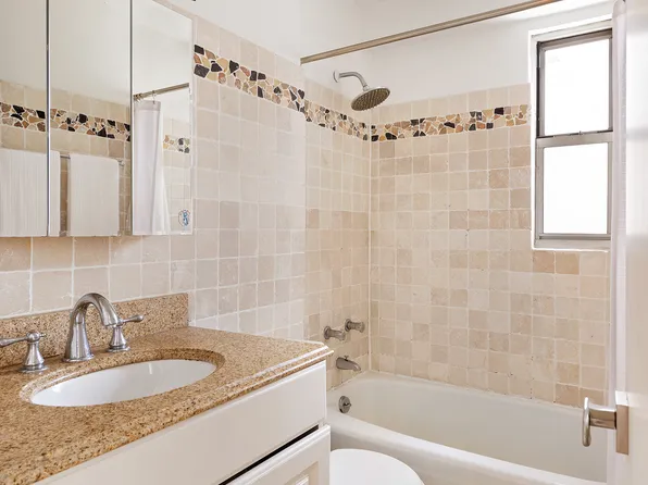 525 East 82nd Street image 19 of 27