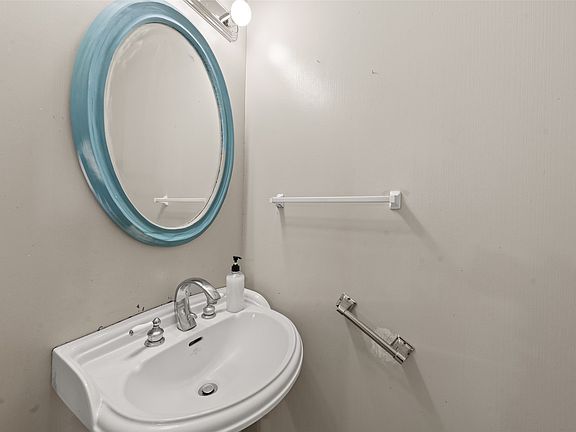 5th image of 608 Spring St