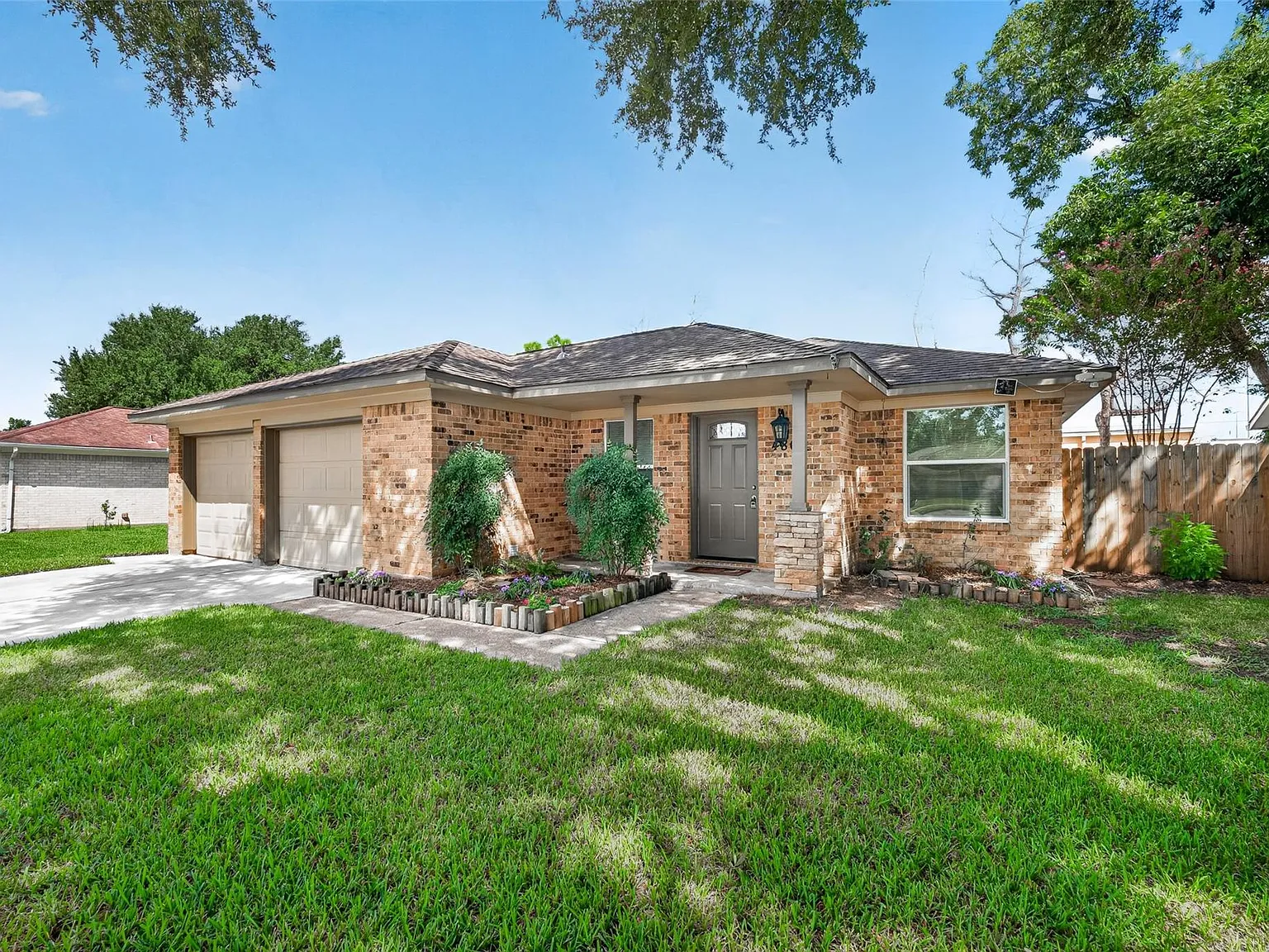 3 bed, 2.0 bath, 1122 sqft, $1,800 — Photo 3