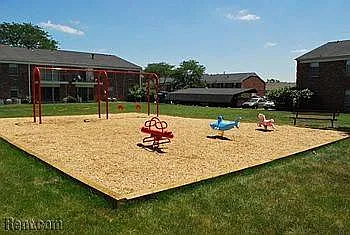 Colonial Village Apartments — Photo 4