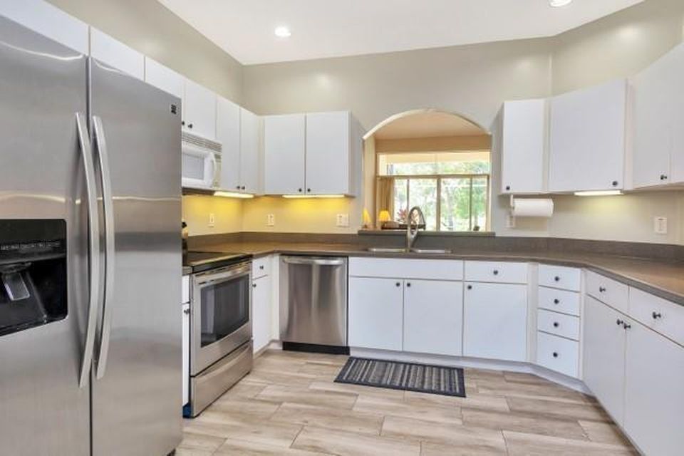 676 W Palm Aire Drive, photo 9
