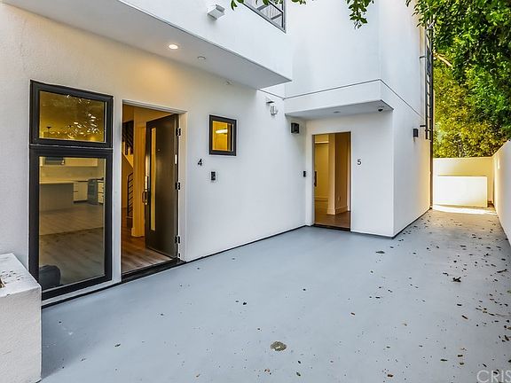 5th image of 829 N Martel Ave #1