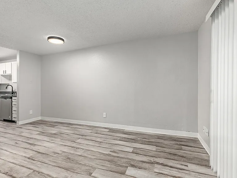 2550 N Vassault St — Photo 12