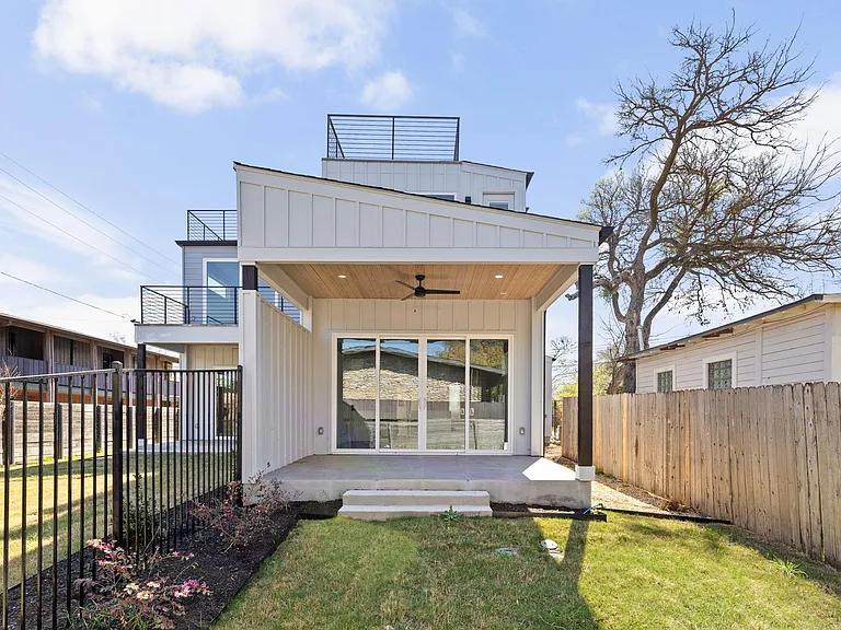 1402 Summit St #B — Photo 34