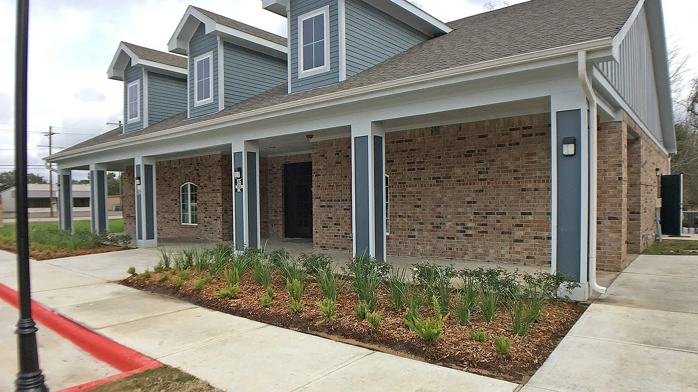 Whispering Oaks — Photo 2