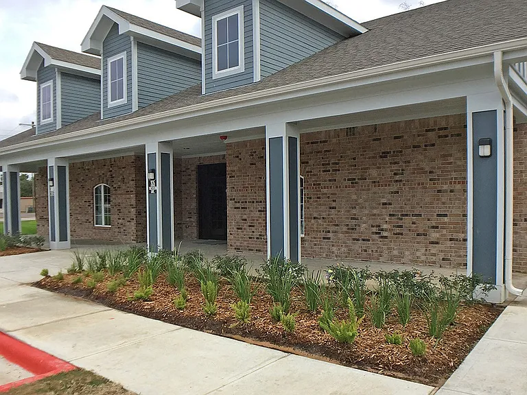 Whispering Oaks — Photo 2